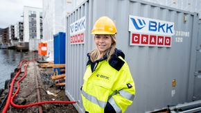 Batterikontainer ved Kranen sameie, Damsgårdssundet. BKKs leder for satsing på mobil energi, Camilla Moster. <i>Foto:  ODD MEHUS</i>