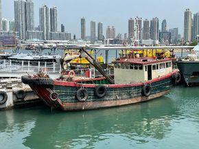 Fiskebåten som var involvert i smuglingen av blant annet GPU-kort i farvannet utenfor Hongkong International Airport. <i>Foto: Hongkong Customs and Excise Department</i>