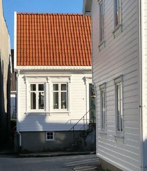 Figur 5. Typisk trehus, i Mandal, som viser blandingen mellom sol og skygge i tettbygde strøk. <i>Foto:  Harald N. Røstvik</i>