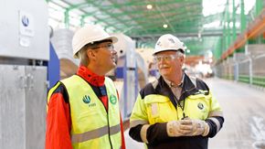 Steinar Wighus hadde det tekniske ansvaret for bygging av teknologpiloten ved aluminiumsverket på Karmøy. Her er Wighus sammen med Hydros konserndirektør Sven Richard Brandtzæg før åpning på Karmøy. <i>Foto:  Øyvind Breivik</i>