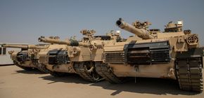 Amerikanske M1A2 Abrams-stridsvogner med M153 Crows i Kuwait høsten 2020. Lignende stridsvogner gjør at Taiwan blir Protector-bruker nummer tjueseks. <i>Foto:  Spc. Jorge Reyes Mariano</i>
