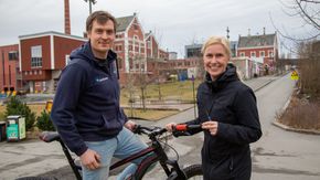 – Med sporingsenheten montert i sykkelstyret, skal det bli lettere å gjenfinne sykler som stjeles i byene, sier Birgitte Sunde. Her med Viggo Henriksen. <i>Foto:  Alf Bergin</i>