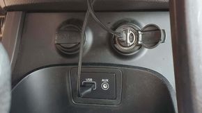 Her er kablene i den ene enden av kretskortet koblet til bilens strøm- og datakontakter. I den andre enden er kortet koblet til mobilen. <i>Foto:  Rohan Koripalli</i>