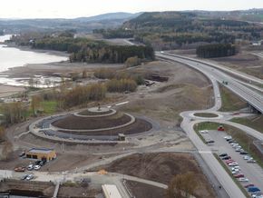 Godt samarbeid mellom Ringsaker kommune, regionale myndigheter og andre sentrale interessenter har gjort det mulig å bygge en spektakulær rasteplass i Brumunddal. Det er plass til ti biler rundt plassen. <i>Foto:   Nye Veier</i>