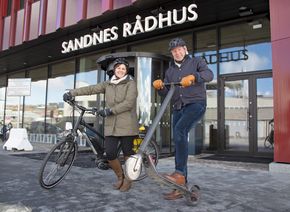 Anne Lise Falch Anfinsen og Trond Kjærstad er positive til at elsyklene skal få selskap av elsparkesykler i Sandnes. – Vi er opptatt av å få på plass et bedre tilbud for mikromobilitet. Men det må ikke gå på bekostning av trafikksikkerhet og framkommelighet på fortauene, sier Kjærstad <i>Foto:  Alf Bergin</i>