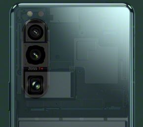 Periskoplinse: Når vi ser inn i telefonen kan vi se hvordan den brede kameratunnelen stikker inn mot høyre fra prismet som ligger under lysåpningen. Sensoren står vertikalt rett over skjermen, mens de andre sensorene ligger horisontalt over skjermen. <i>Foto:  Sony</i>