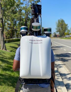 Til fots: Der biler ikke kan kjøre vil datagrunnlaget for Apple Kart bli generert av folk som bærer sensorplattformen på ryggen. <i>Foto:  Apple</i>