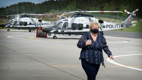 Statsminister Erna Solberg ankom det nye beredskapssenteret i et av de to år gamle AW169-politihelikoptrene.  <i>Foto:  Eirik Helland Urke</i>