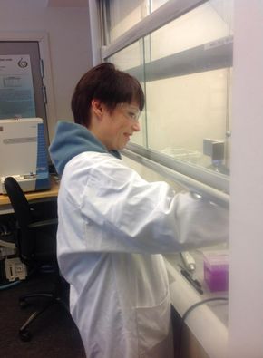 Linda Bergaust jobber med nye løsninger for biofabriksjon ved laboratoriet på NMBU. <i>Foto:  NMBU</i>