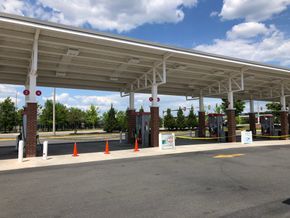 Stengte bensinpumper i Oak Hill, Fairfax County, Virginia på grunn av panisk hamstring etter at Colonial Pipeline stengte rørledningen som følge av dataangrep i begynnelsen av mai 2021.