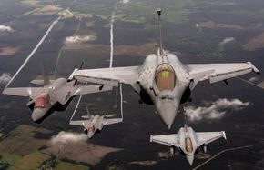Dassault Rafale (t.h) og Lockheed Martin F-35A er to harde konkurrenter for Saab Gripen. <i>Foto:  Staff Sgt. Alexander Cook</i>