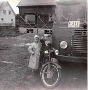 : Som guttunge fikk Karl Johan eller Kalle som han ble kalt, interesse for motor. Her på motorsykkel sammen med søster. <i>Foto:  Privat</i>