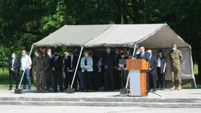 Slovenias forsvarsminister Matej Tonin holder tale for diplomater, forsvarsledelse og industritopper. <i>Foto:   Borut Podgoršek, Det slovenske forsvarsdepartementet</i>