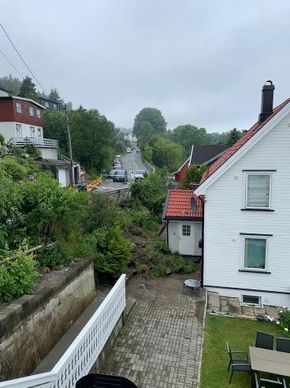 Massene fra raset traff et hus i Hans Tordsens gate. <i>Foto:  Bjørn Nyhus, Viken fylkeskommune</i>