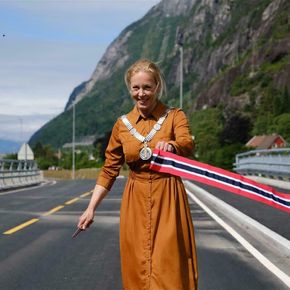 Fylkesordfører Marianne Chesak hadde æren av å åpne den oppgraderte fylkesvei 500 i Lysebotn. <i>Foto:  Rogaland fylkeskommune</i>