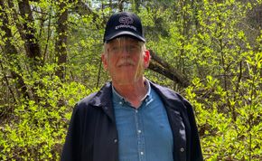 Pensjonert dommer Knut Petterson måtte reise til Finnmark store deler av året for å unngå pollen. Det slipper han med den nye masken. <i>Foto:  Peakvent</i>