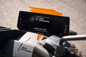 Motorsykkelen har en 10,2 tommers skjerm som blant annet brukes til navigasjon. <i>Foto:  Studio Goico 2021</i>