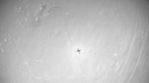 Dette bildet er tatt med navigasjonskameraet på den tiende flyvningen med Mars-helikopteret. Helikopteret skal også ha tatt stereoskopiske fargebilder på ferden. <i>Foto:  NASA</i>