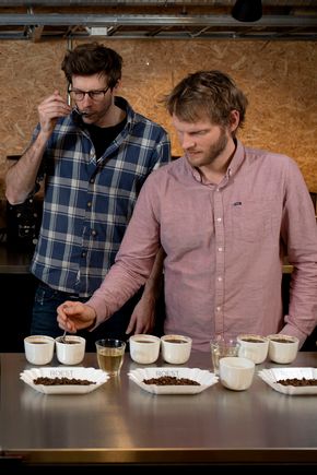 Sverre (t.v.) og Trond Simonsen cupper kaffe av forskjellige bønner. <i>Foto:  Roest</i>