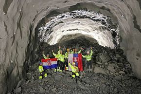 Etter gjennomslaget jubler tunnelarbeiderne på den siste salven. <i>Foto:  Bjarte Brask Eriksen/Vestland fylkeskommune</i>