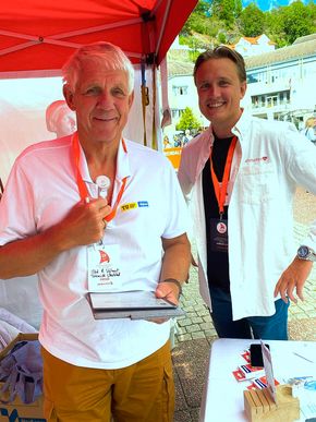 Teknisk ukeblads journalist fikk raskt påmontert en ECG247 hjertesensor på torget i Arendal. Lege Edvard Liljedahl Sandberg fra Sørlandet sykehus bruker sensoren i sitt doktorgradsarbeid på hjerterytmeforstyrrelser. <i>Foto: Trude Vollen</i>