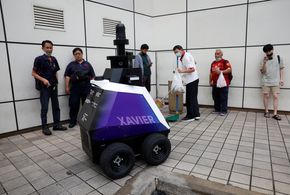 Én av de to autonome robotene. <i>Foto:  EDGAR SU/Reuters via NTB</i>