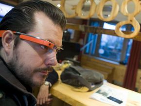 Det var vanskelig å få fatt i Google Glass. Her prøver Digis Marius Jørgenrud det eneste eksemplaret Google hadde i Norge og Danmark i februar 2014. <i>Foto:  Per Ervland</i>