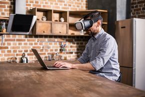 Blir VR-briller standard utstyr på hjemmekontoret etter hvert? <i>Illustrasjonsfoto:  Colourbox</i>