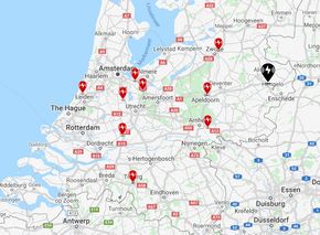 Ti Supercharger-stasjoner er åpnet i Nederland. <i>Skjermbilde:  Tesla</i>