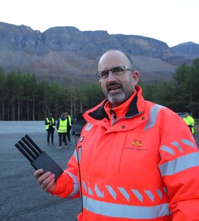 Tomas Levin i Statens vegvesen, viser fram en ulovlig jammer, tidligere beslaglagt i tollen, under en test utført av vegvesenet og FFI. <i>Foto:  Tia Karlsen</i>