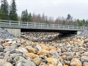 Denne brua er den eneste av installasjonene på prosjektet, en 20 meter plassstøpt spennarmert betongbru. <i>Foto:  Statens vegvesen</i>