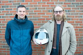 Sintef og Daal har samarbeidet om å forske på effekten av støydemping i MC-hjelmer. Her ser vi Sintef-forsker Tron Vedul Tronstad (t.v.) og Daal-gründer og daglig leder Dag A. Aa. Loe.