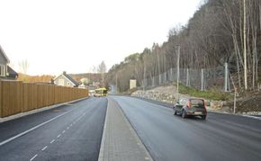 Langs riksveg 36 Herøyavegen er det nå bygget ny sykkelvei med fortau. <i>Foto:   Jon Krogstad Bøe, Statens vegvesen</i>