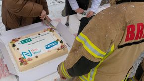Nullføre og snø i luften til tross, kake må til på historisk veiåpning. Invitert til å forsyne seg først var personellet fra brann, helse og politi, som var til stede under åpningen. <i>Foto:  Nye Veier</i>