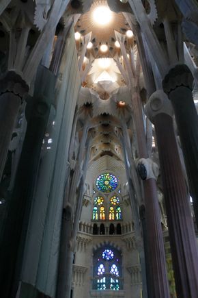 Den katalanske arkitekten Antoni Gaudís hovedkilde til inspirasjon var natur og religion, noe som er synlig for dem som går inn i La Sagrada Família. <i>Foto:  NTB</i>