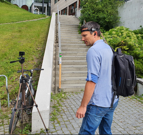 SINTEF-forsker og akustiker Tron Vedul Tronstad sjekker utstyret som skal brukes før joggeøkta i trappa. <i>Foto:  Gemini</i>