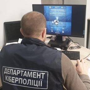 Politimann i det ukrainske cyberpolitiet studerer det beslaglagte nettstedet til VPN Lab. <i>Foto:  Cyberpolitiet i Ukraina</i>