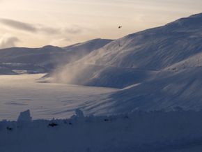 Som en del av jobben med å forebygge skred (som her på Vikafjellet), sendes det ut helikopter med Daisybell, en trykklokke som sender ut trykkbølger som løser ut snøen under kontrollerte forhold. <i>Foto:   Geir Ove Engebø/Statens vegvesen</i>