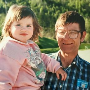 Her er Elisabet fire år i armene på sin far Noralv. Han drev med anleggsmaskiner og overtok farsgården med melkeproduksjon. – Han var mitt store idol, en utrolig flott pappa, forteller Elisabet Haugsbø, som vokste opp på gården i Bygstad i Sunnfjord. <i>Foto:  Privat</i>