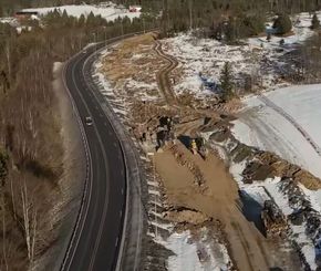 Dronefoto av litt av den aktuelle strekningen av riksvei 4. <i>Foto:  Statens vegvesen</i>