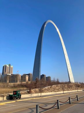 Landemerket Gateway Arch i St. Louis er 190 meter høyt og er delstaten Missouris høyeste bygg man kan gå opp i. Buen er spesialdesignet for å kunne tåle et kraftig jordskjelv. <i>Foto:  AP</i>