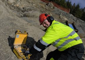 Det var en fornøyd ordfører Jan Kristensen som fikk æren av å detonere markeringssalven i Herdal. <i>Foto:  Ole Åsmund Brattfjord, Lyngdal kommune</i>