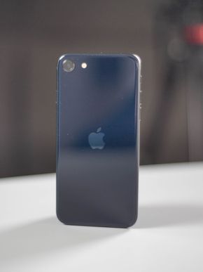 Den mørkeste av telefonene er i fargen Apple kaller midnatt, som ser svart ut, men egentlig er i en svært mørk blåfarge <i>Foto:  Oskar Hope-Paulsrud</i>