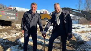 Ordfører i Tromsø, Gunnar Wilhelmsen og samferdselsminister Jon-Ivar Nygård markerer første spadetak på E8 Sørbotn-Laukslett. <i>Foto:  Erik Betten/Statens vegvesen</i>