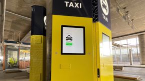 De nye digitale taxiautomatene på Oslo lufthavn, der reisende kan bestille en taxi som så kommer og plukker dem opp til avtalt pris. <i>Foto:  Rubynor Flytaxien</i>