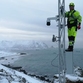 Lars Krangnes sjekker radaren som overvåker steinsprang på Røyken i Andøya <i>Foto:  Cautus Geo</i>