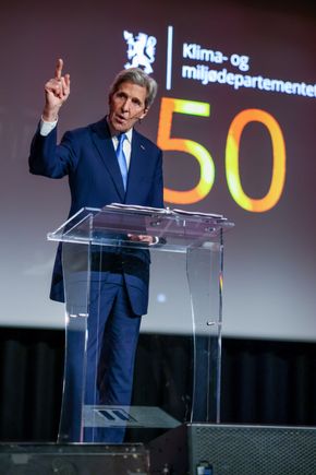 – Vi kjemper for planeten vår. Det er lettere å si det her enn enkelte andre steder, sa John Kerry til forsamlingen av gjester fra departementet og miljøbevegelsen. <i>Foto:  Ørn E. Borgen/NTB</i>