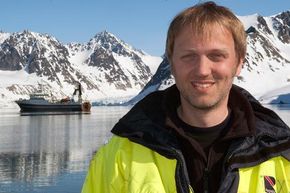 Hva kommer til å skje når Grønlandsisen smelter, er ett av spørsmålene forskere fra Institutt for geovitenskap ved UiT forsøker å finne svar på. – Grønland er viktig for å forstå klimaendringer både i fortid og fremtid, sier instituttleder Matthias Forwick. <i>Foto:  Karine Nigar Aarskog/UiT</i>