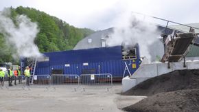 FOU-prosjektet med dampvasking av uren jord testes nå ut i dette anlegget på Lindum i Drammen. Sandefjord-firmaet Soil Steam står bak jord-vaskeren. <i>Foto:  Kjell Wold, Statens vegvesen</i>