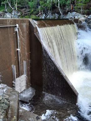 Vannet renner rett igjennom Gisnafallet kraftverk i Oppdal kommune, etter at eier Ingebrigt Haugset måtte stoppe kraftverket tidlig juli. <i>Foto:  Erik Tilset</i>